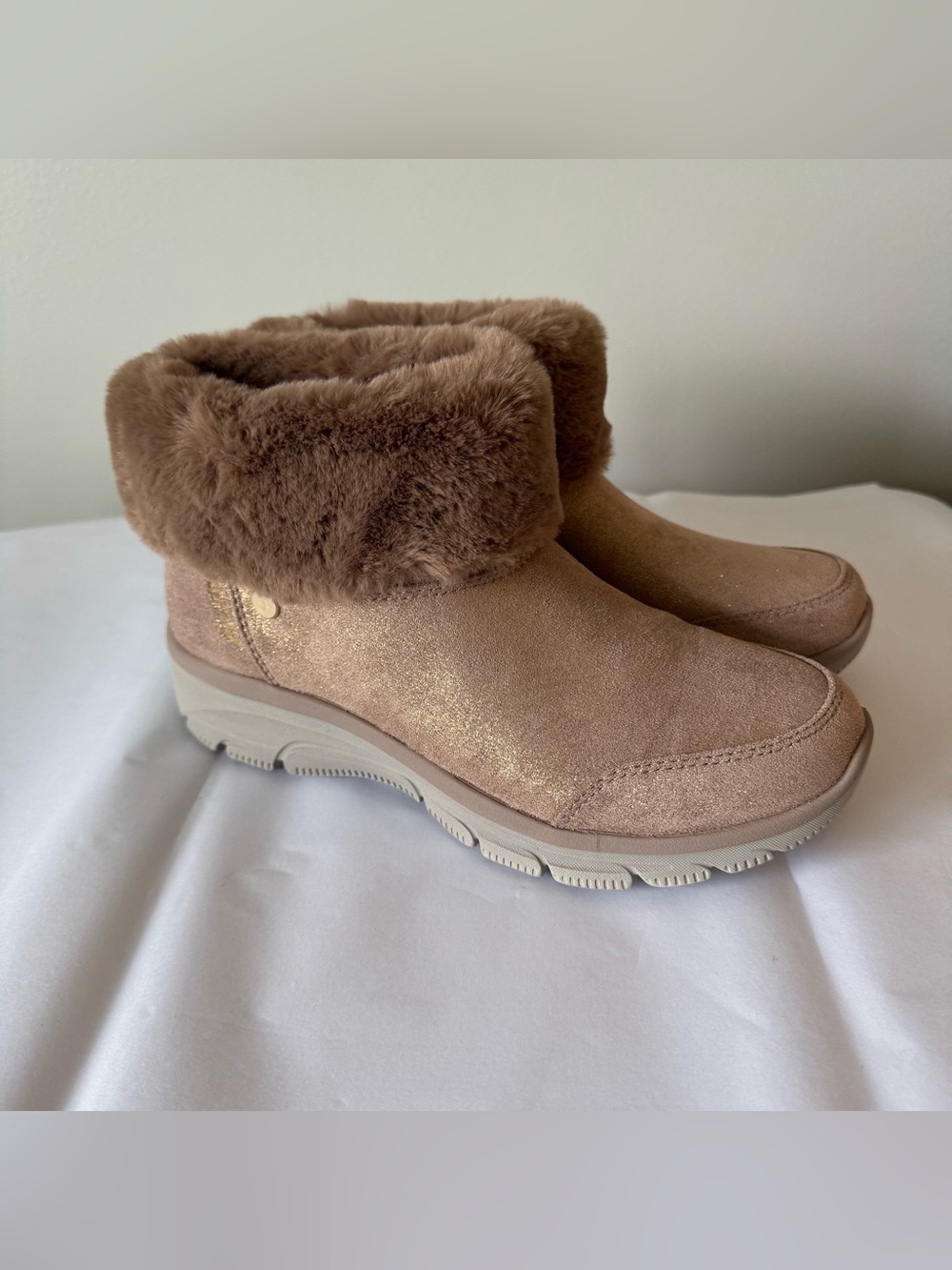 SKECHERS Size 8 Slip Ins Women’s Tan Winter Boots with Gold Sparkles
